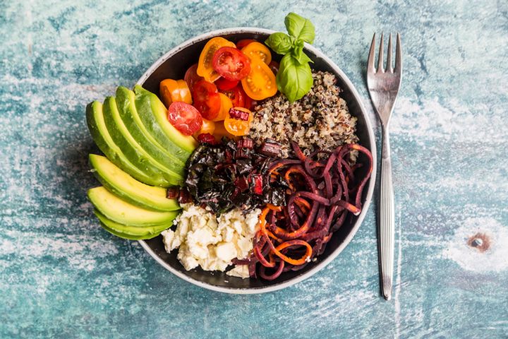 Buddha bowl to sycący posiłek podawany w misce lub na półmisku.