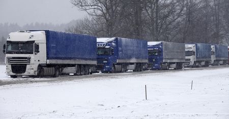 Kolejki tirów i trudne warunki na drogach