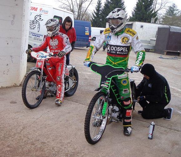 Adam Strzelec i Mirosław Jabłoński w oczekiwaniu do wyjazdu na tor (fot. J. Dymek)