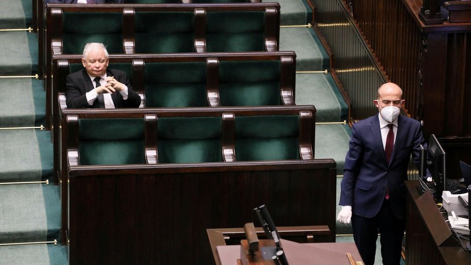 Platforma miała ścigać PiS. Znalazła się w kleszczach między Lewicą i Hołownią