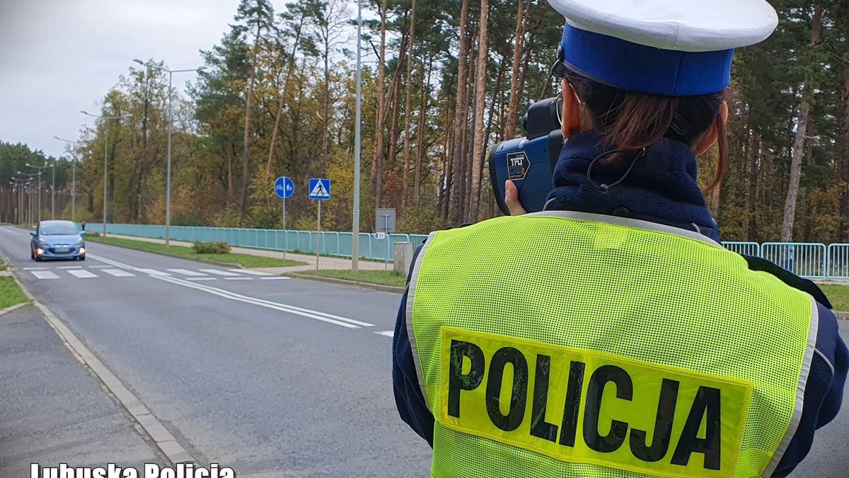Policjant mierzy prędkość przed przejściem
