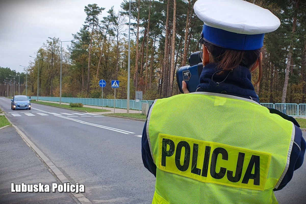 Policjant mierzy prędkość przed przejściem