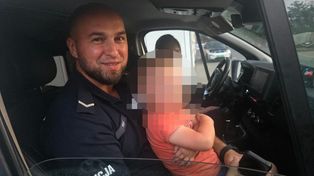 Szedł boso przy trasie S17. Nie wiedział, jak się nazywa. Policja pomogła