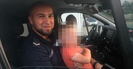 Szedł boso przy trasie S17. Nie wiedział, jak się nazywa. Policja pomogła