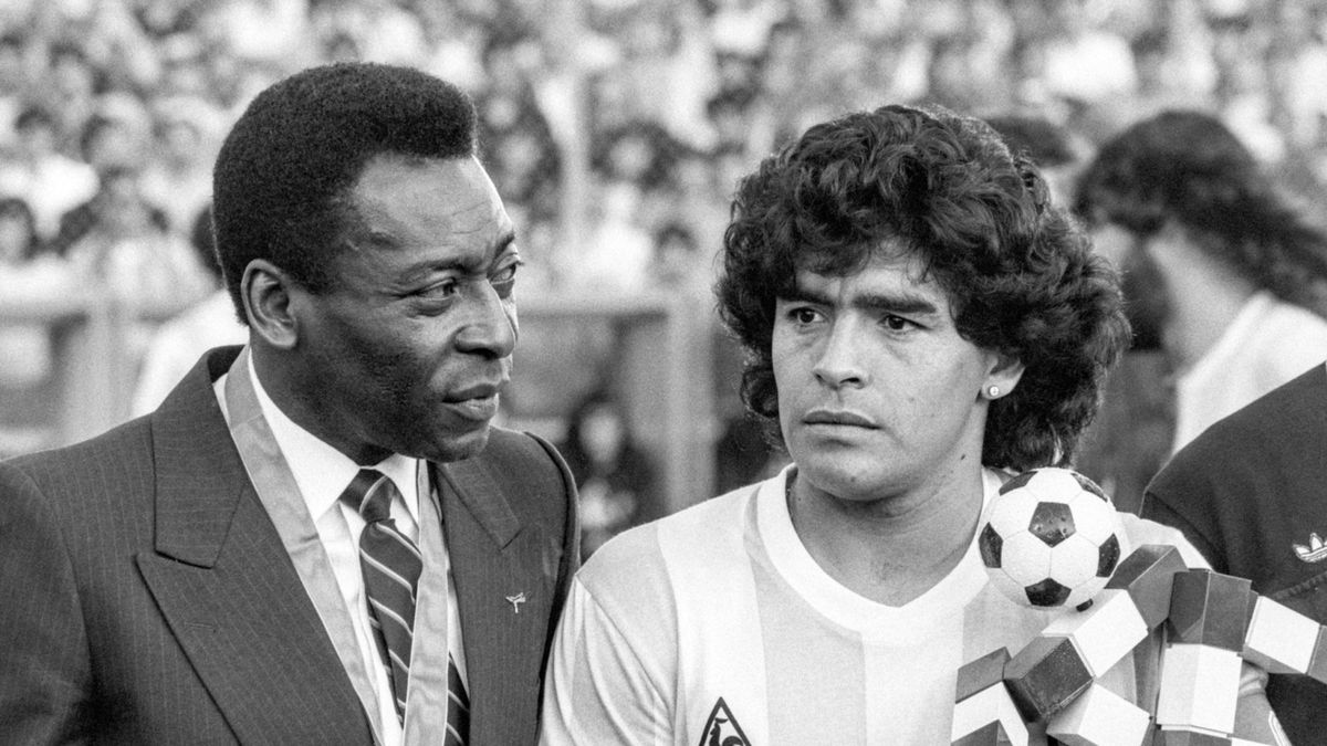 Zdjęcie okładkowe artykułu: PAP/EPA / STR B/W / Na zdjęciu: Pele i Diego Maradona