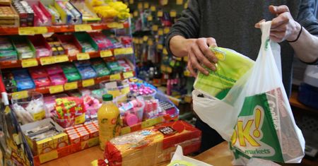 Koronawirus w Polsce. "Godziny dla seniorów" w sklepach nie w weekendy. Morawiecki potwierdza