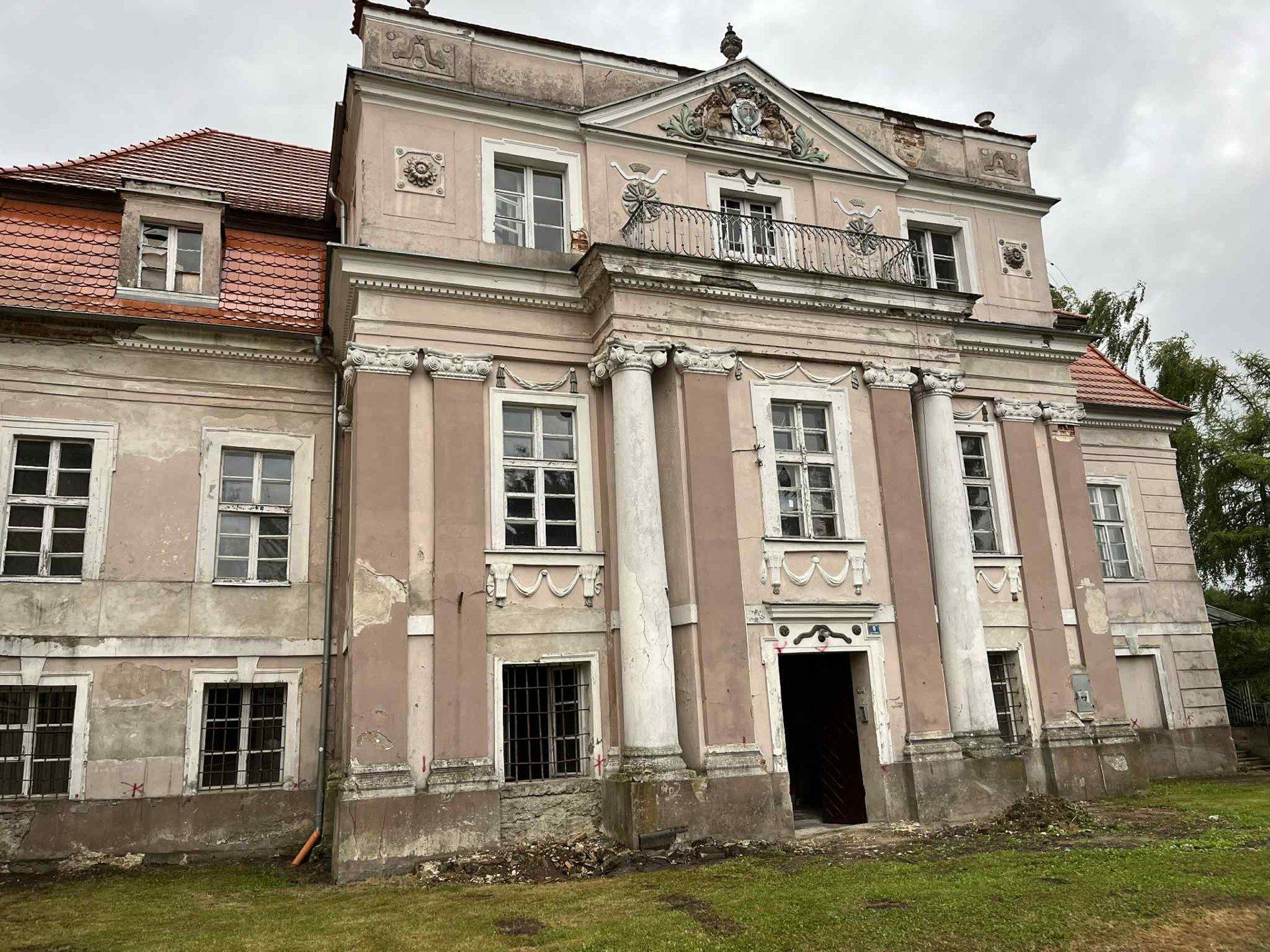 Pałac Infułatów w Choczu od lat jest zamknięty. Wstęp mają tu tylko nieliczni. Portal pleszew.naszemiasto.pl, dzięki uprzejmości Rady Parafialnej i księdza proboszcza mógł zajrzeć do jego wnętrz. Czy nadal pełny jest przepychu? Co pozostało z jego bogatych wnętrz? Zobacz nasze zdjęcia
