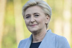 Pokazała się w granatowej midi. Ta sukienka już jest hitem
