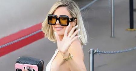 Frywolna Khloe Kardashian mknie na spotkanie w niebezpiecznie wyciętym kombinezonie, omal nie uwalniając piersi przed paparazzi (ZDJĘCIA)