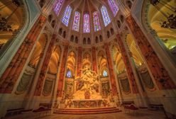 Witraże w katedrze w Chartres. Czy za jeden z nich naprawdę zapłaciły średniowieczne prostytutki?