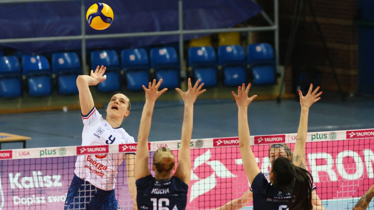 PAP / Tomasz Wojtasik / Na zdjęciu: Aleksandra Rasińska (Energa MKS Kalisz) w ataku podczas meczu z ITA TOOLS Stalą Mielec