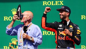 Patrick Stewart nie żyje. Te obrazki przeszły do historii F1. Zmuszony do picia szampana z buta