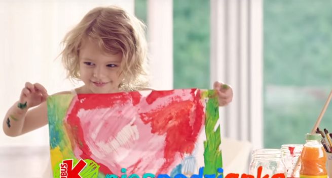 Zabawy ze szczęśliwego dzieciństwa reklamują soki Kubuś (wideo)