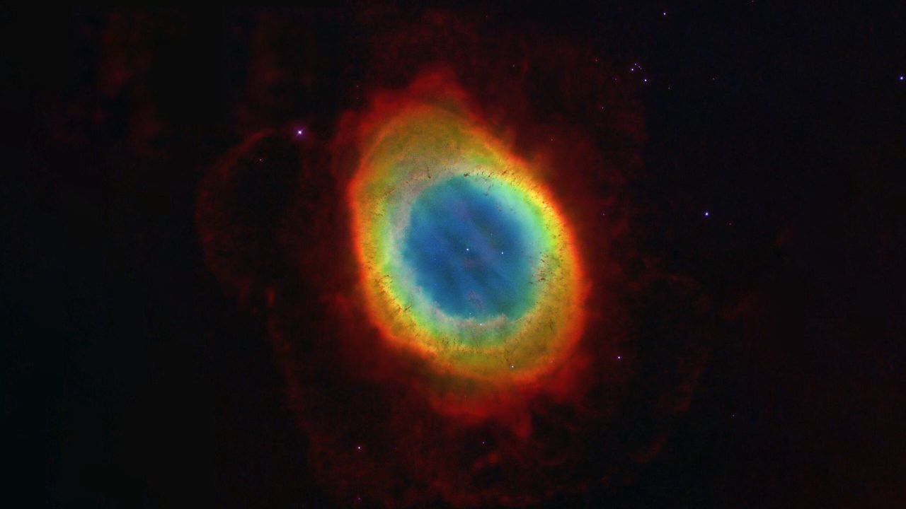 Zapierające dech w piersi zdjęcie mgławicy Pierścień wygląda jak kolorowe oko