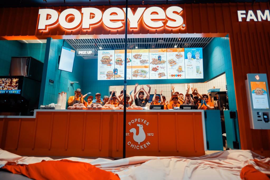 Popeyes otworzy w Polsce trzy kolejne lokale i szuka pracowników. Są widełki płac