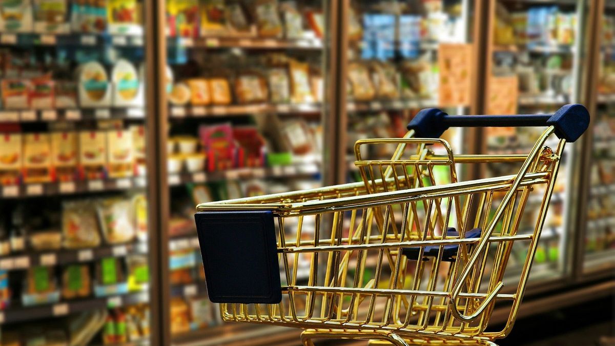 Zakupy. Polacy tną wydatki