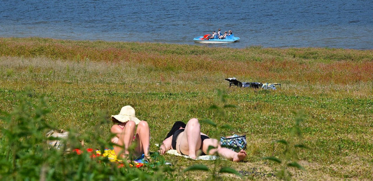 Klimkówka: Plażowicze nie rezygnują z Klimkówki! Na wyschniętym dnie korzystają z kąpieli słonecznych, albo spacerują. Tylko śmiałkowie wchodzą do wody