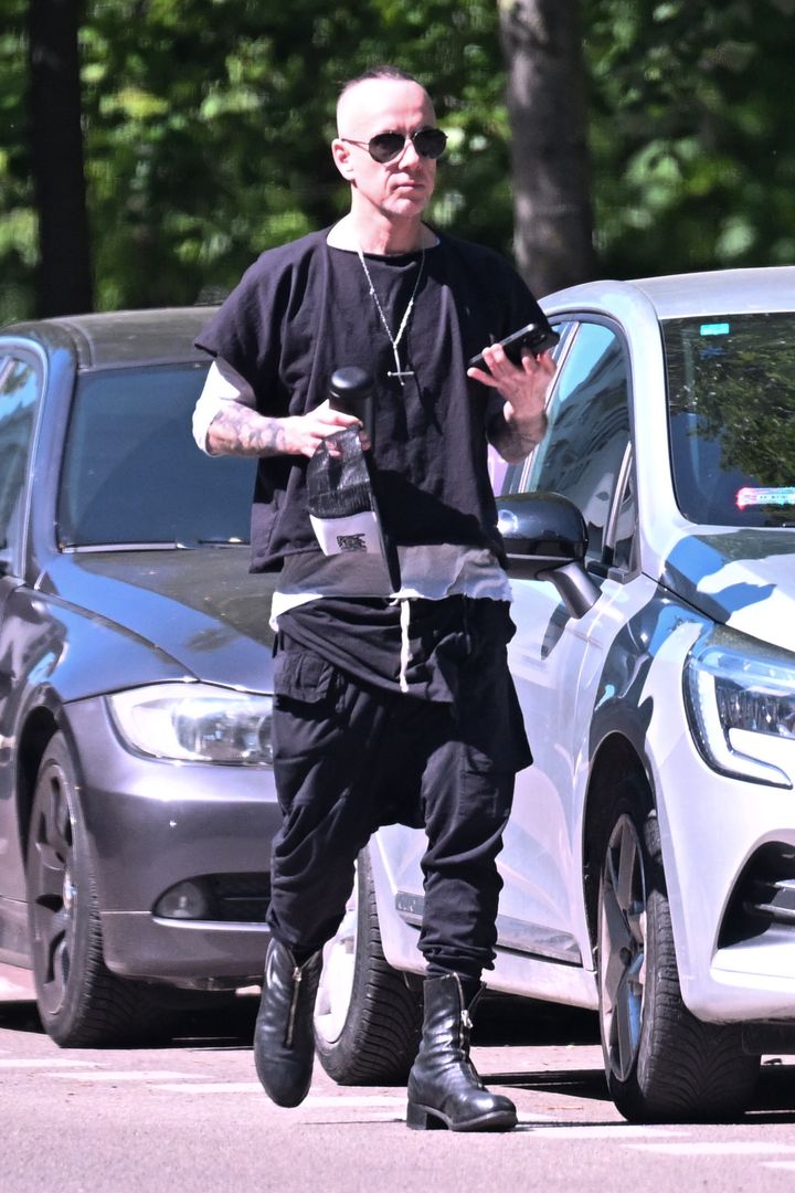 Nergal z odwróconym krzyżem na szyi 