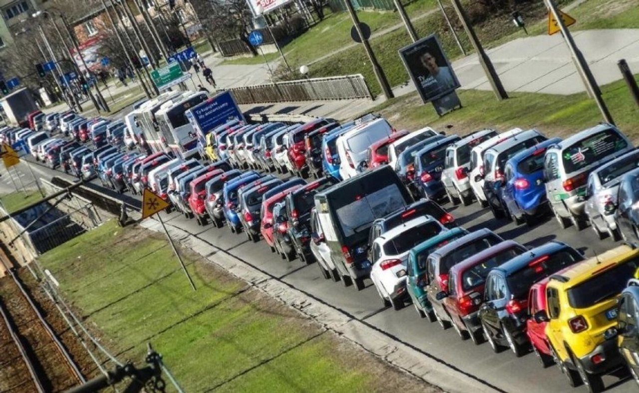 Łódzkie: W poniedziałek każdy, kto zostawi samochód pod domem jeździ MPK i ŁKA bez biletu
