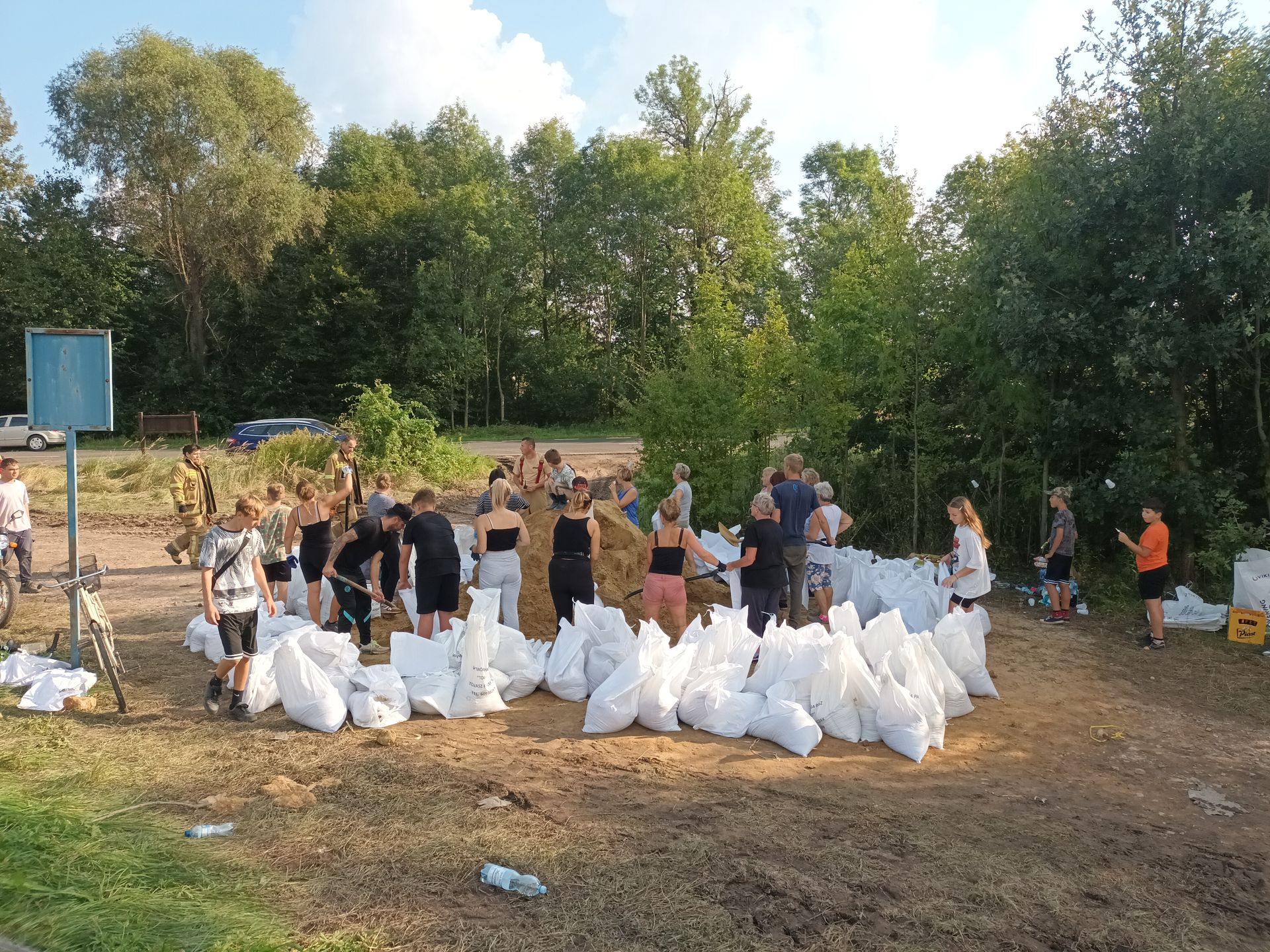 Mieszkańcy Chwałowa bronią się przed wielką wodą