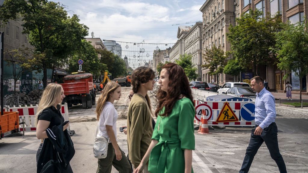 Codzienne życie w Kijowie. Ukraina potrzebuje kobiet do odbudowy kraju i wzrostu PKB