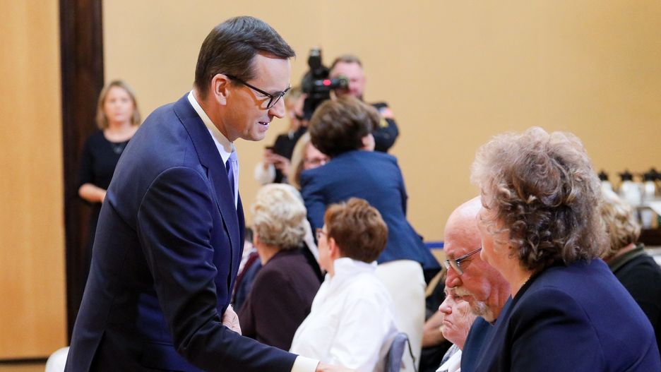 Premier zwołał konferencję. Pojawili się niespodziewani "goście"