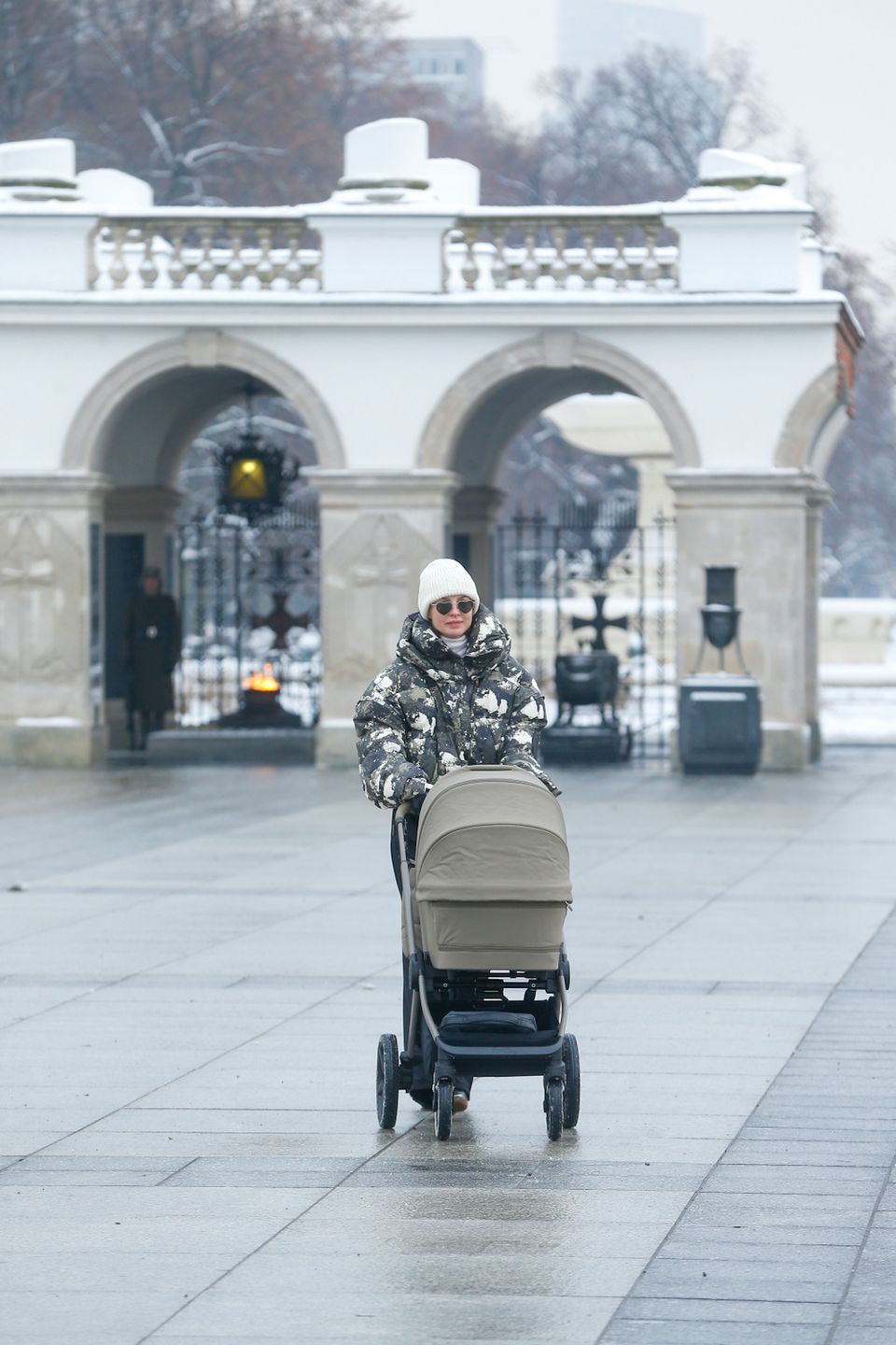 Kasia Sokołowska na spacerze z synem