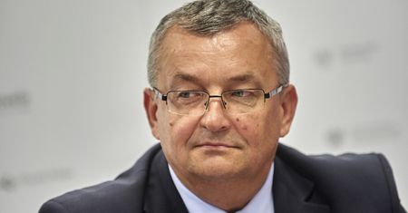 Adamczyk atakuje UE. "Nie robi się nic, by zwiększyć bezpieczeństwo kierowców"