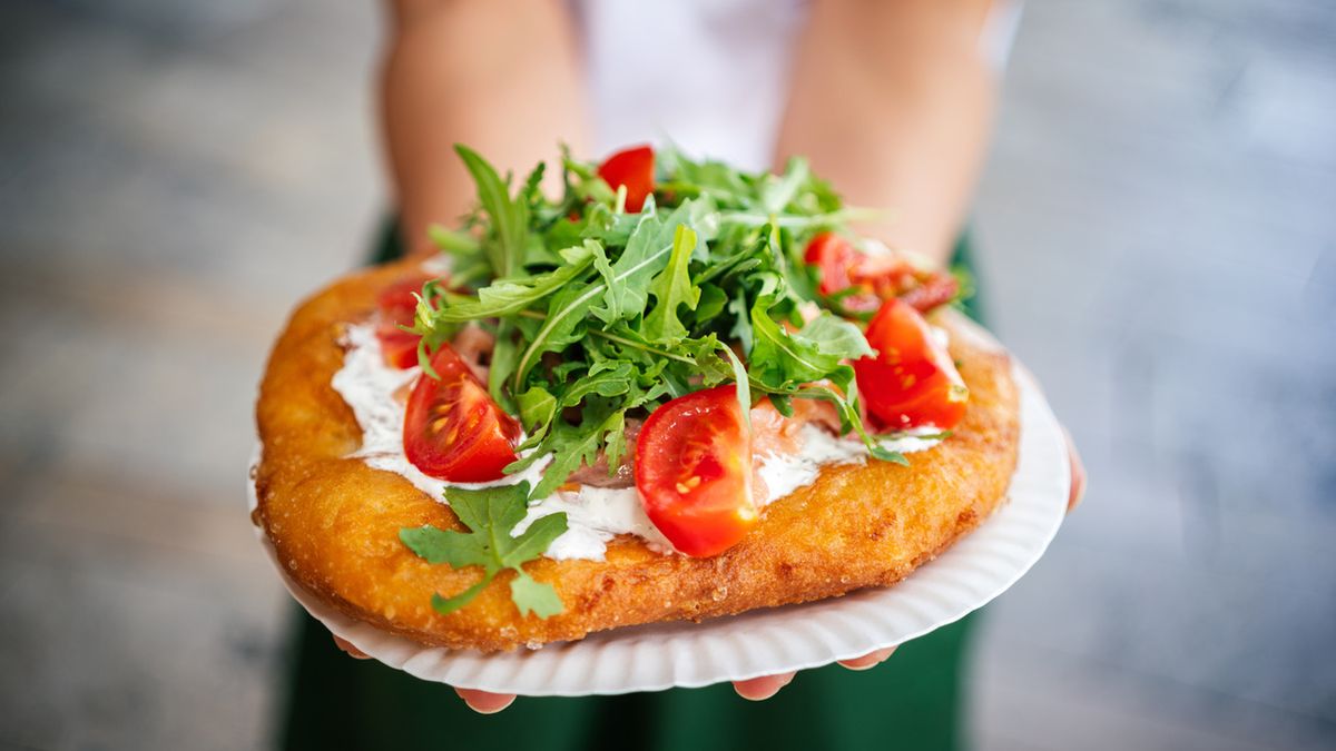 Langosz to prosta do przygotowania przekąska, charakterystyczna przede wszystkim dla kuchni węgierskiej, słowackiej oraz czeskiej.