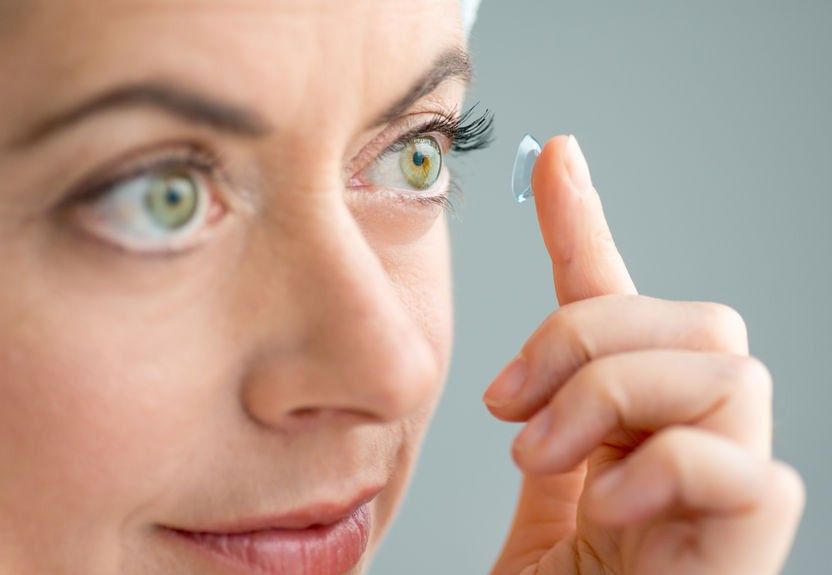 FAKT: Noszenie soczewek kontaktowych zwiększa ryzyko zespołu suchego oka