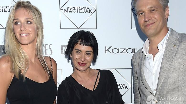 Michał Żebrowski i Aleksandra Żebrowska z projektantką Agnieszką Maciejak (fot. AKPA)