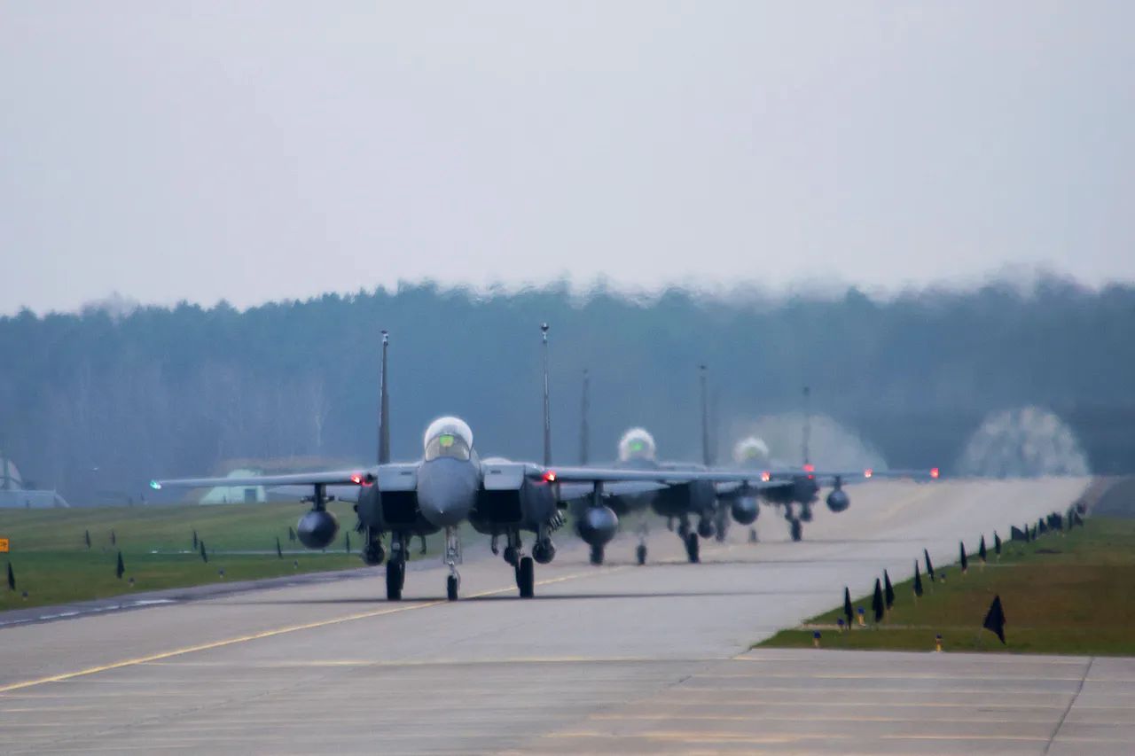 F-15 na płycie lotniska, zdjęcie ilustracyjne