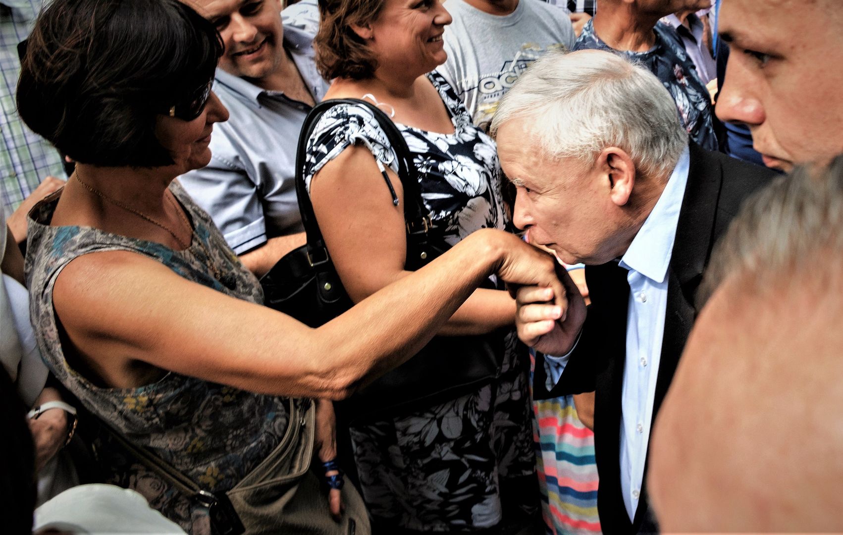 Tu nawet Kaczyński musi całować rękę wyborcy