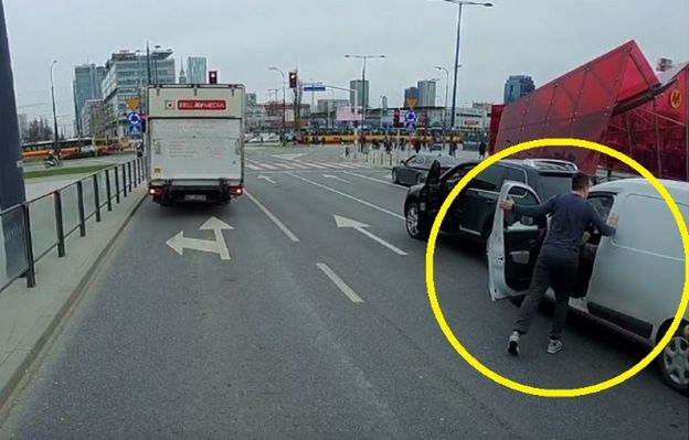 Kierowcy w Warszawie puściły nerwy. Wszystko nagrała kamera