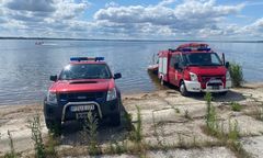 Tragiczne odkrycie w Russocicach. Samochód z dwoma ciałami pod wodą