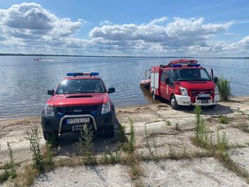 Tragiczne odkrycie w Russocicach. Samochód z dwoma ciałami pod wodą