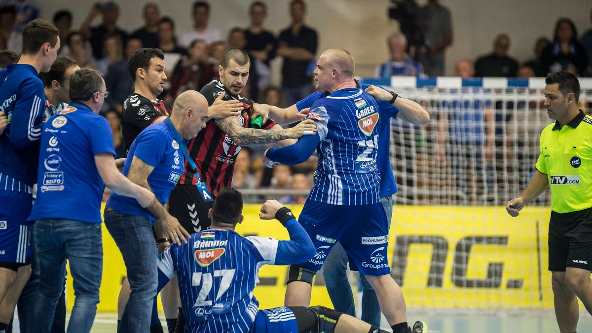 PAP/EPA / Sandor Ujvari / Na zdjęciu: piłkarze ręczni Vardaru Skopje