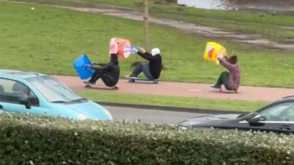 Mieszkańcy Holandii postanowili kreatywne wykorzystać silne podmuchy wiatru i stworzyli... wiatrosanki. 