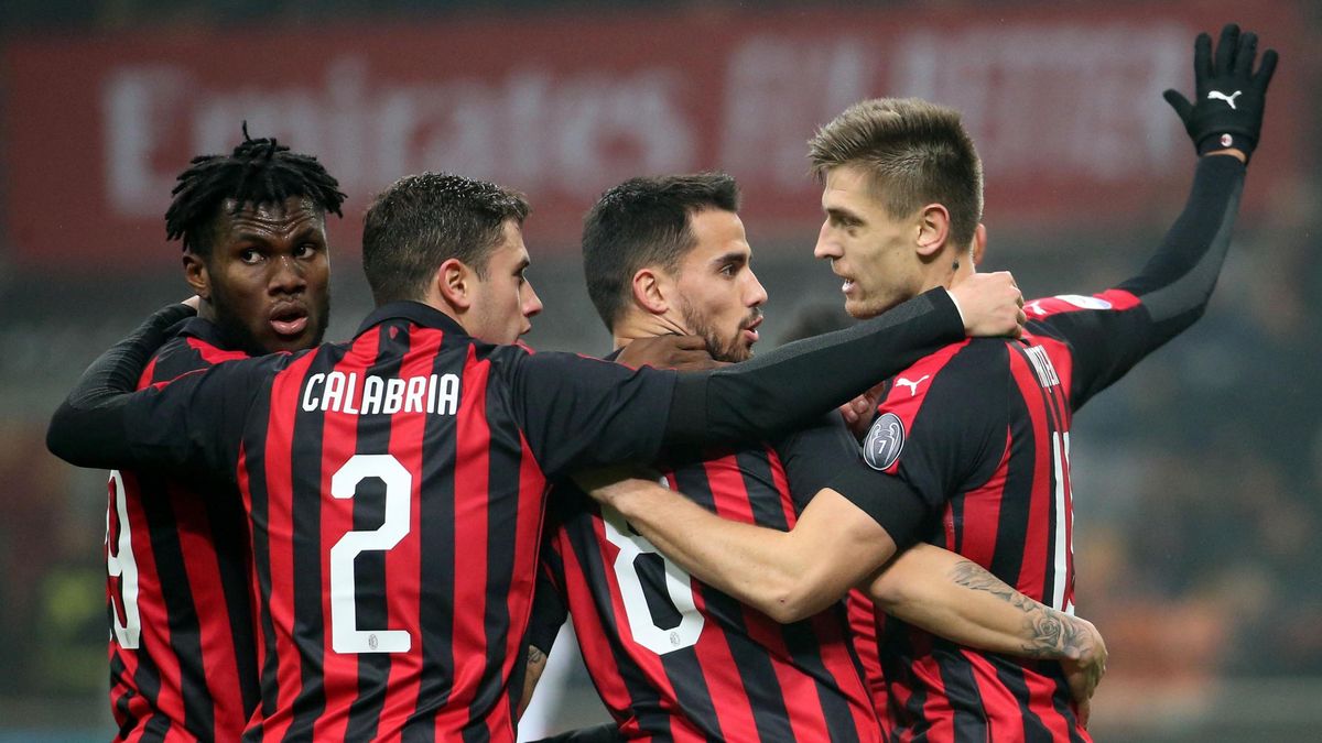 PAP/EPA / MATTEO BAZZI / Na zdjęciu: piłkarze AC Milan (Krzysztof Piątek - pierwszy z prawej)