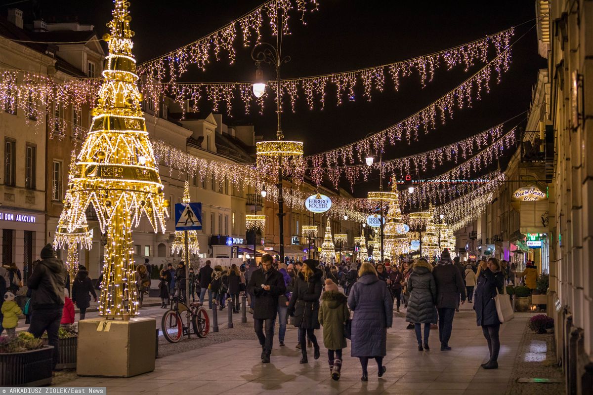 Świąteczna iluminacja Warszawa 2019. Ulice przygotowują się na Święta. Pierwszy pokaz 7 grudnia 2019