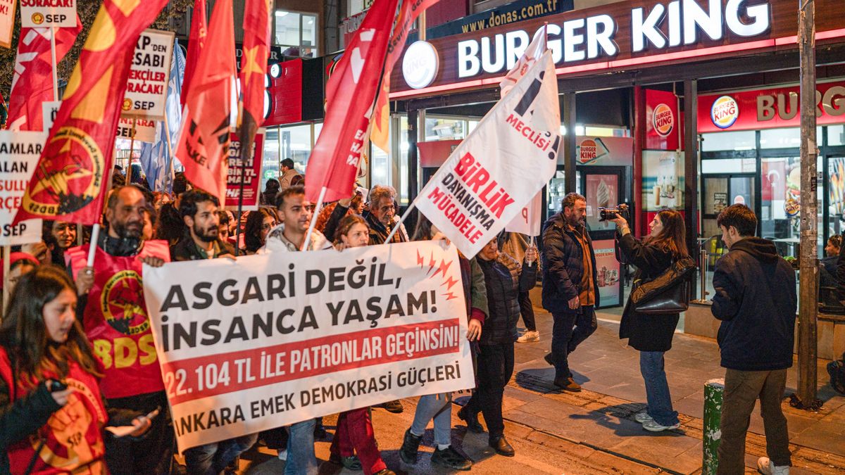 Demonstracje w Ankarze ws. podwyżki płacy minimalnej. Zdjęcie z 
