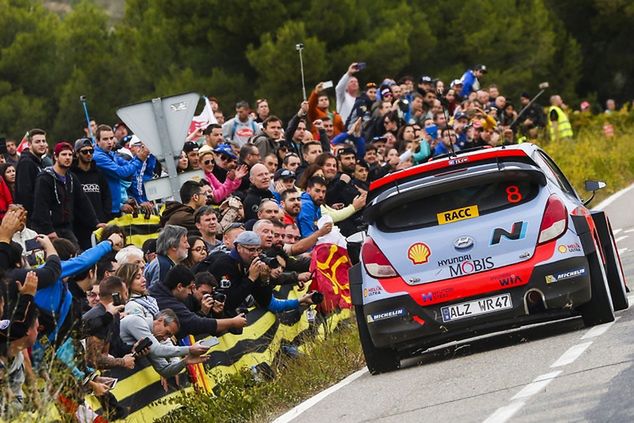 Przejazdom Daniego Sordo towarzyszyły wielkie emocje (fot. PAP/EPA)