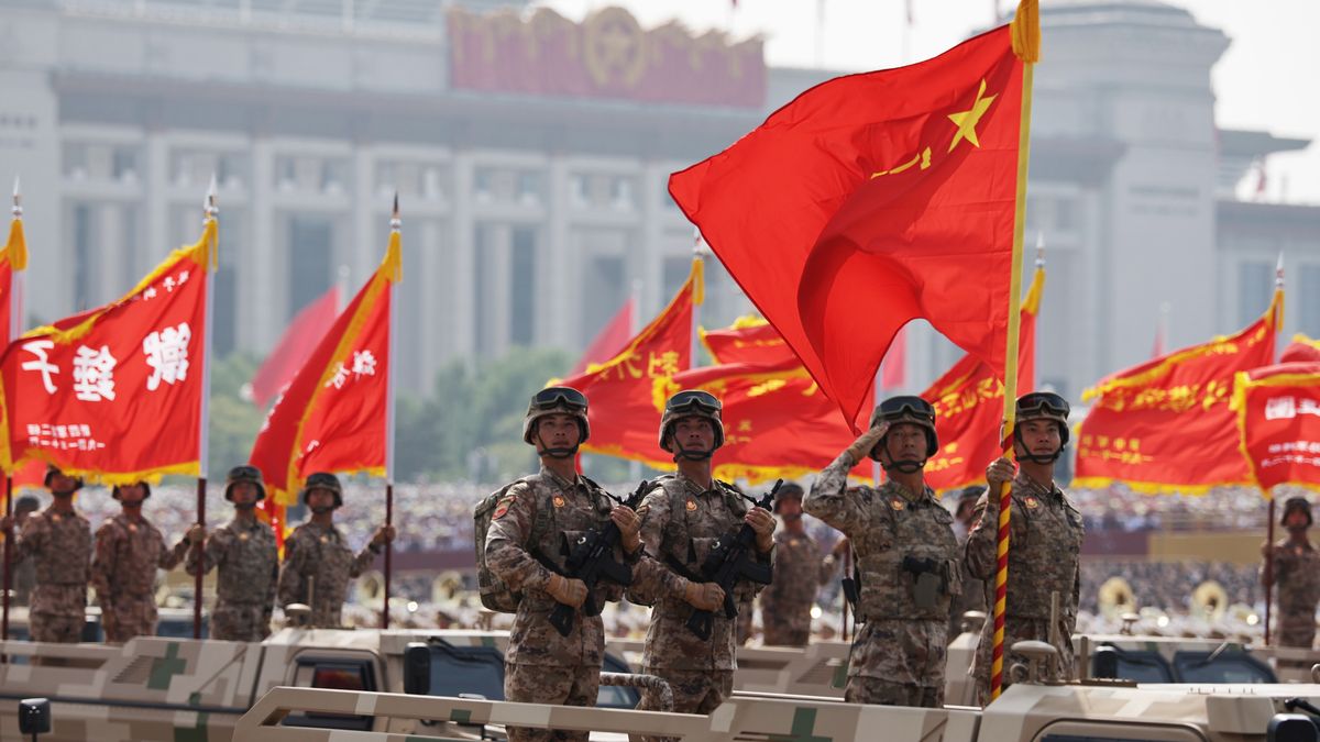 Chinese troops on armoured vehicles march during a military parade marking the 80th anniversary of the end of the Sino-Japanese War in Beijing, China, 03 September 2025. China holds on 03 September celebrations to mark the 80th anniversary of the end of the Second Sino-Japanese War, known in China as the War of Resistance against Japanese aggression, and the end of World War II. EPA/ANDRES MARTINEZ CASARES Dostawca: PAP/EPA.