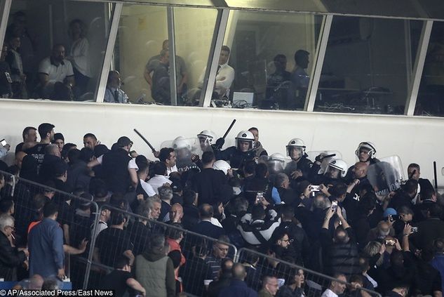 Interwencja policji na trybunach podczas tegorocznego finału Pucharu Grecji. Fot. Associated Press/East News/AP Photo/Yorgos Karahalis