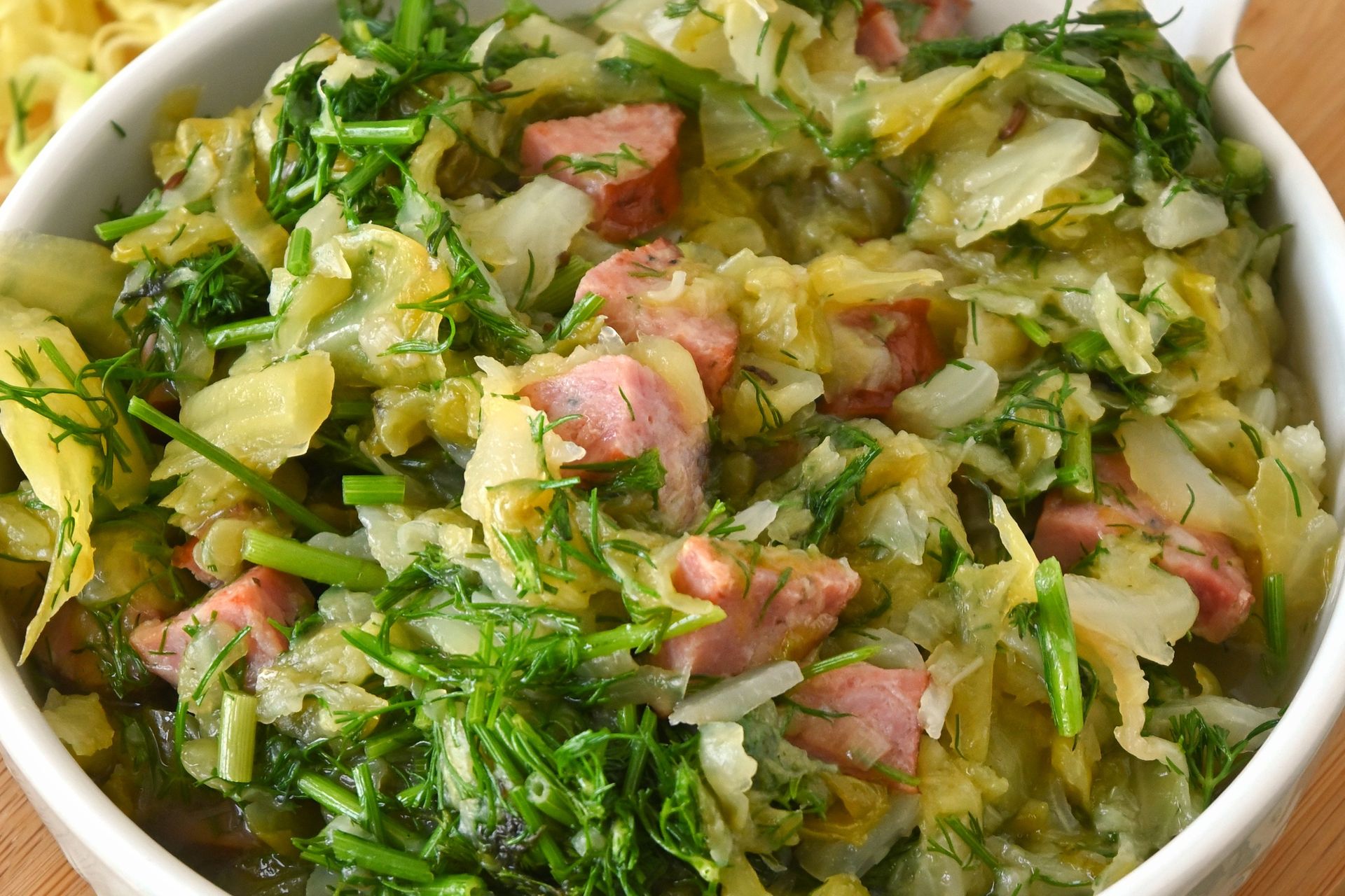 Ta młoda kapusta nie ma sobie równych. Cały smak zawdzięcza aż dwóm rodzajom mięsa