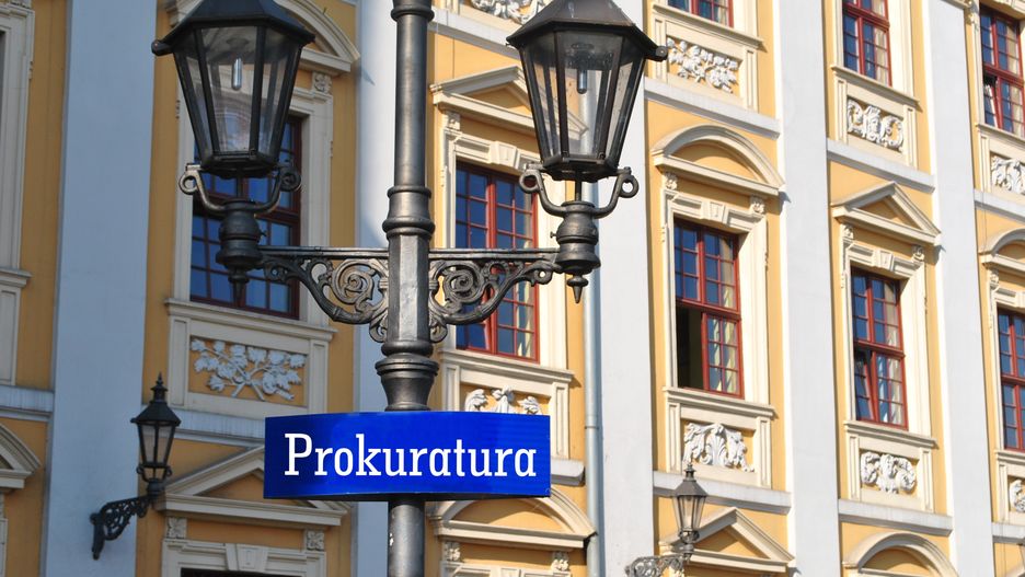 prokurator, prokuratura, prawo, oskarżony, oskarżenie, wyrok, wina, siedziba, gmach, napis, szyld