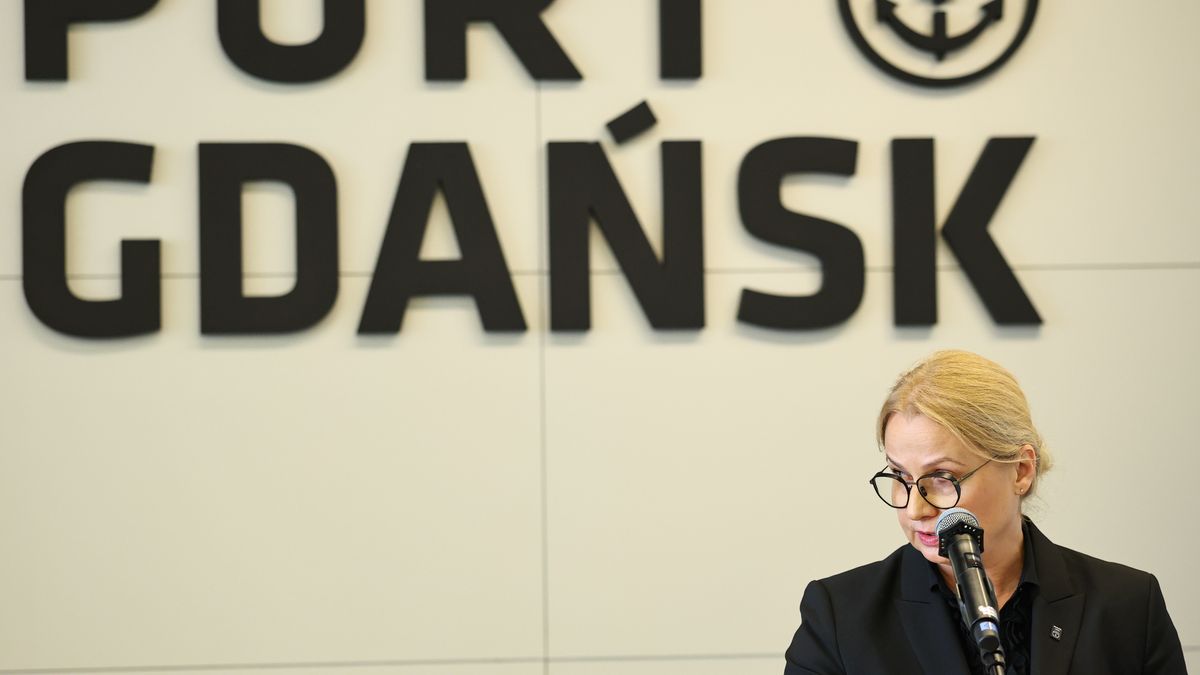 Gdańsk, 13.11.2025. Prezes zarządu Morskiego Portu Gdańsk Dorota Pyć podczas uroczystego podpisania umowy na realizację rozbudowy terminalu Naftoport i Nabrzeża Północnego Portu Gdańsk, obejmującego budowę nowego, szóstego stanowiska do przeładunku paliw ?W?, 13 bm. w Kapitanacie Portu Północnego w Gdańsku. (mr) PAP/Adam Warżawa