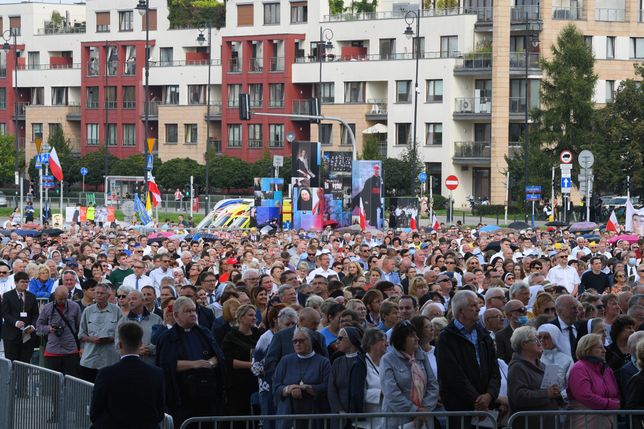 Warszawa. Wierni przed Świątynią Opatrzności Bożej