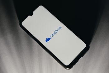 OneDrive ograniczy screenshoty chronionych PDF-ów. Start w Edge'u