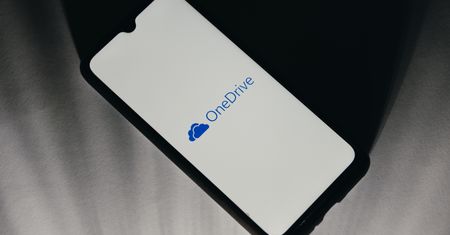 OneDrive ograniczy screenshoty chronionych PDF-ów. Start w Edge'u
